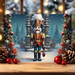 Classic Nutcracker Soldier Weihnachten<br><div class="desc">Diese Urlaubskarte enthält einen stehenden Muskatnussknacker-Soldaten in festlicher Urlaubsatmosphäre. Mit seinen Farben und den traditionellen Details zeichnet dieses Design den Charme einer zeitlosen Weihnachtsfeier aus. Ideal,  um Familienurlaub und Freunden zu vermitteln,  die Vintag inspirierte Weihnachtsdekoration in Liebe haben.</div>