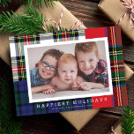 Classic Preppy Tartan Kariertes Patchwork 1 Foto Feiertagskarte<br><div class="desc">Diese klassische Urlaubsfotokarte ist mit einem Patchwork aus preppy-tartan-Mustern,  einem horizontalen Foto und einfacher Typografie ausgestattet. Die Rückseite der Karte weist das gleiche kariert/tartan-Muster auf (Sie können auch ein anderes Foto und/oder einen zusätzlichen Text auf der Rückseite hinzufügen).</div>