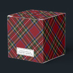 Classic Red Tartan Holiday Geschenkschachtel<br><div class="desc">Diese Geschenkboxen ist mit einem klassischen roten Tartan-Muster geschmückt und eignet sich hervorragend,  um jedem handgefertigten Geschenk eine Touch festlicher Eleganz zu verleihen. Ein geschmackvolles Etikett auf der Vorderseite erklärt stolz "Handmade by" mit Ihrem Namen. Diese Box ist ideal für handgemachte Urlaubsgeschenke.</div>