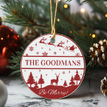 Classic Santa and Sleigh Personalisierte Weihnacht Keramik Ornament<br><div class="desc">Dieser klassische Weihnachtsschmuck in Rot und Weiß wird für viele Jahre ein Familiengebet sein. Das rote und weiße Design besticht durch den Weihnachtsmann und seine Rentiere, die durch die Nacht über ein Reh fliegen, umgeben von Pinienbäumen mit den Worten "Be Merry". Personalisieren Sie diese, indem Sie Ihren Familiennamen oder speziellen...</div>