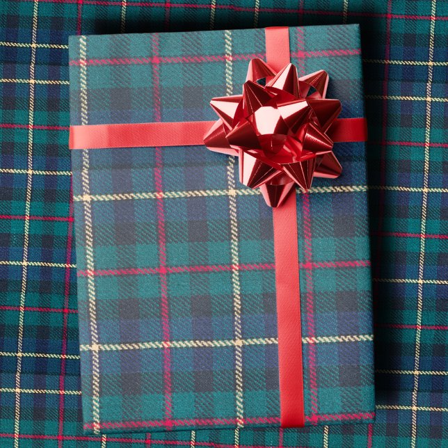 Classic Scottish Hunter Green & Navy Clan Tartan Geschenkpapier (Von Creator hochgeladen)