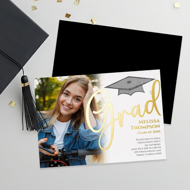 Classic Script Abschluss Fotovorlage Gold Folieneinladung (Gold foil graduation photo invitation announcement. )
