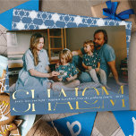 Classic Shalom Peace Liebe Foto Hanukkah Folien Feiertagskarte<br><div class="desc">Eine moderne, minimalistische und einzigartige Urlaubskarte mit einem vollblutenden Foto mit einem blauen Farbverlauf und einem partiellen transparenten Foto-Overlay. Eine große Folie gepresst feierlichen Gruß 'SHALOM' in klassischer Serifentypografie ist oben bedruckt. Ein kleiner Leerraum durchläuft die Mitte des großen Textes entlang seiner gesamten Länge, gefüllt mit der Nachricht "Friede, Liebe...</div>