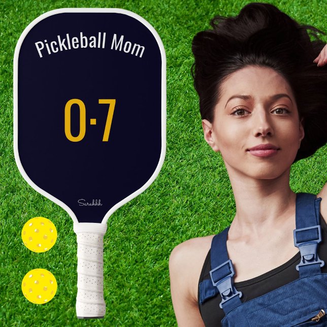 Classic Sporty Pickleball Mom Custom Name Number Pickleball Schläger (Von Creator hochgeladen)