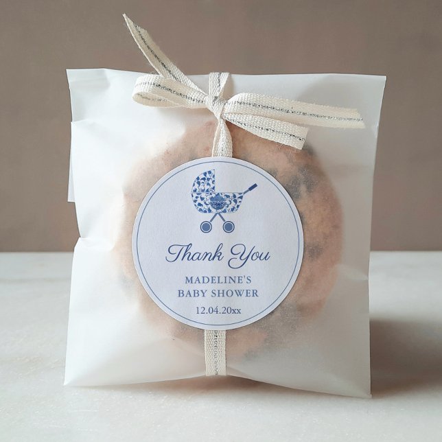 Classic Stroller Blue White Baby Duschvorteil Runder Aufkleber (Blue And White Chinoiserie Pattern Classic Buggy Baby Shower Favor Sticker)