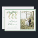 Classic Weihnachts Strumpf Garland Vintag 2 Foto Feiertagskarte<br><div class="desc">Watercolor Weihnachten Strümpfe Grün Vintag 2 Fotos Urlaubskarte. Diese wunderschöne Weihnachtsfoto-Karte bietet eine Weihnachtsgarage in Aquarellfarben mit weißen Bögen als Rahmen für ein Foto. Zurück der Einladung sind Weihnachts-Strümpfe mit Weihnachtsgarten und Bögen. Es ist perfekt, wenn Sie eine klassische, südliche, großtausendjährige Weihnachtskarte suchen. Melden Sie mich für notwendige Anpassungen oder...</div>