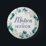 Classic White Blume Matron of Honor Brautparty Button<br><div class="desc">Dieses klassische weiße Blume mit einem Ehrenknopf eignet sich hervorragend für eine Hochzeitsdusche im Frühjahr. Das elegante Blumendesign besticht durch weiche Elfenbein- und Weißrosen,  Pfannkuchen und Chrysanthemum mit Touchs von periwinkelblauen Aquarellfarben und grünem Blattwerk.</div>