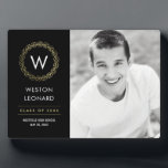 Classic Wreath EDITABLE FARBEN Abschluss Plaque Fotoplatte<br><div class="desc">Diese Gedenktafel mit Stein ist ein guter Pfeiler,  um diesem besonderen Meilenstein zu gedenken. Design by © berrysweet . Besuchen Sie unsere Website unter www.berryberrysweet.com für passende Artikel und weitere Designoptionen!</div>