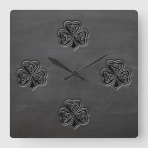 Classy Chalkboard Irish Pech Kleeblatt Quadratische Wanduhr