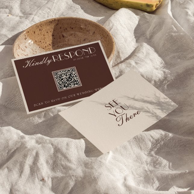 Classy Chocolate Brown Old Money QR Code Wedding RSVP Karte (Von Creator hochgeladen)