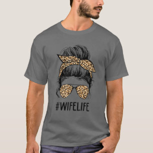 Classy Ehefrau Leben Messy Hair Bun Leopard Frauen T-Shirt