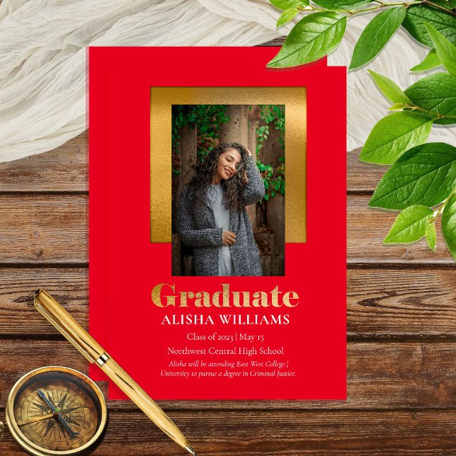 Classy Elegant Gold Text Graduate Foto Rot Ankündigung (Classy Elegant Gold Tone Text Red Graduate Portrait One Photo Graduation Announcement Print Digital)
