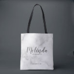 Classy Elegant Marble Personalisiert Bridesmaids<br><div class="desc">Klassische Elegant Marmor Modernes Drehbuch Personalisierte Bridesmaids Tote Bag mit personalisierten Bräunungsnamen im modernen kalligraphischen Schriftart Stil mit Titel und Hochzeitstermin in modernen sans serif Schriftart Stil auf weißem Marmor Hintergrund. Auch perfekt für die Trauzeugin, Blumenmädchen, Brautmutter und vieles mehr.</div>