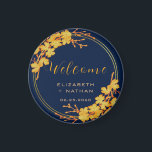 Classy Gold Floral Navy Blue Wedding willkommen Magnet<br><div class="desc">Der Begrüßungmagnet für die blaue Hochzeitsnacht der klassischen Goldflorennacht ist mit einem dunkelmarineblau-Hintergrund geschmückt, der mit einem faszinierenden, goldenen Blumenmuster und moderner Typografie geschmückt ist. Die Kombination der reichen Marine mit dem schimmernden Gold schaffen eine elegante und luxuriöse Ästhetik. Von dieser Seite aus können Sie die Sammlung sehen, um passende...</div>