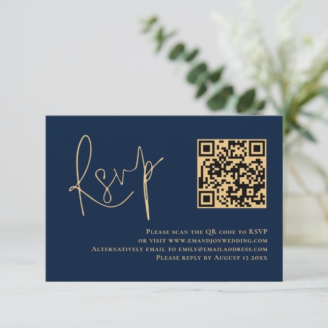 Classy Gold Script Navy Blue QR Code Wedding RSVP Karte (Stehend Vorderseite)