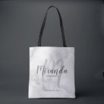 Classy Marble Script Personalisiert Bridesmaiers<br><div class="desc">Fügen Sie Ihrer Hochzeit eine persönliche Touch mit personalisierten Brautmeistern Geschenktüte hinzu. Diese Tote-Tasche hat einen personalisierten Bräunungsnamen in grauem, modernem Script Schriftart Stil und Monogramm in hellgrauem, modernem Script Schriftart Stil als Hintergrund mit Titel und Hochzeit Datum in grau modernen sans serif Schriftart Stil auf weißem Marmor Hintergrund. Auch...</div>