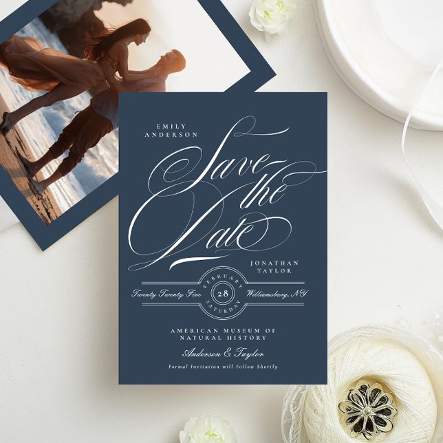 Classy Navy Blue Elegante Calligraphy Foto Back Save The Date (Von Creator hochgeladen)