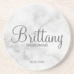 Classy White Marble Personalisiert Bridesmaiers Getränkeuntersetzer<br><div class="desc">Moderner Personalisierter Bridesmaids-Untersetzer mit personalisiertem Bräunungsnamen im modernen kalligraphischen Schriftart-Stil mit Titel und Hochzeitsdatum in modernem Sans Serif Schriftart Stil in weißem Marmor Hintergrund. Auch perfekt für die Trauzeugin,  Blumenmädchen,  Brautmutter und vieles mehr.</div>