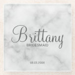 Classy White Marble Personalisiert Bridesmaiers Glasuntersetzer<br><div class="desc">Moderner Personalisierter Bridesmaids-Untersetzer mit personalisiertem Bräunungsnamen im modernen kalligraphischen Schriftart-Stil mit Titel und Hochzeitsdatum in modernem Sans Serif Schriftart Stil in weißem Marmor Hintergrund. Auch perfekt für die Trauzeugin,  Blumenmädchen,  Brautmutter und vieles mehr.</div>