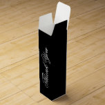 Classy Wine Gift Box<br><div class="desc">Ideal für Hochzeiten oder Firmenveranstaltungen. Personalisieren Sie Text,  oder Text ist abnehmbar. Schöne Verpackungen für Unternehmen oder Gastgeschenk Hochzeiten. Der schwarze Hintergrund kann auf jede beliebige Farbe personalisiert werden,  um sich mit Ihrer Veranstaltung abzustimmen.</div>