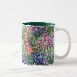 Claude Monet: Der Iris-Garten bei Giverny Zweifarbige Tasse<br><div class="desc">Eine bunte klassische Tasse,  die den Irisgarten bei Giverny,  gemalt vom französischen Impressionistmaler Claude Monet kennzeichnet.</div>