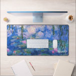 Claude Monet Shades of Blue Water Lilies Schreibtischunterlage<br><div class="desc">Diese Schreibtischmatte zeigt ein schönes Gemälde des französischen Impressionisten Claude Monet. Es ist in verschiedenen Blautönen,  Rosa und Grün gehalten und zählt zu den über 200 Gemälden einer Reihe dieses berühmten Künstlers.</div>