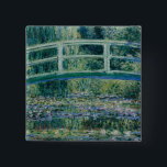 Claude Monets Water Lilies und Japanische Brücke Button<br><div class="desc">1899. Claude Monet (14. November 1840 - 5. Dezember 1926) war Gründer des französischen impressionistischen Gemäldes und der konsequenteste und produktivste Praktizierer der Philosophie der Bewegung,  seine Wahrnehmungen vor der Natur zu äußern,  insbesondere was die Landschaftsmalerei im Freien (Pfleinluft) betrifft.</div>