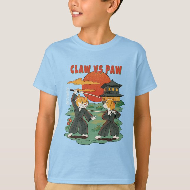 Claw vs Paw – Funny Samurai Cat and Dog T-Shirt (Vorderseite)