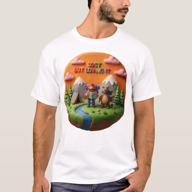 Clay Art “Lost but Loving It” Camping Scene T-Shirt (Vorderseite)