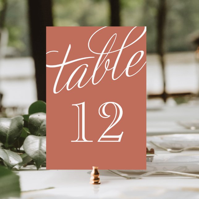 Clay und White Elegante Script-Tischnummern Tischnummer (Von Creator hochgeladen)