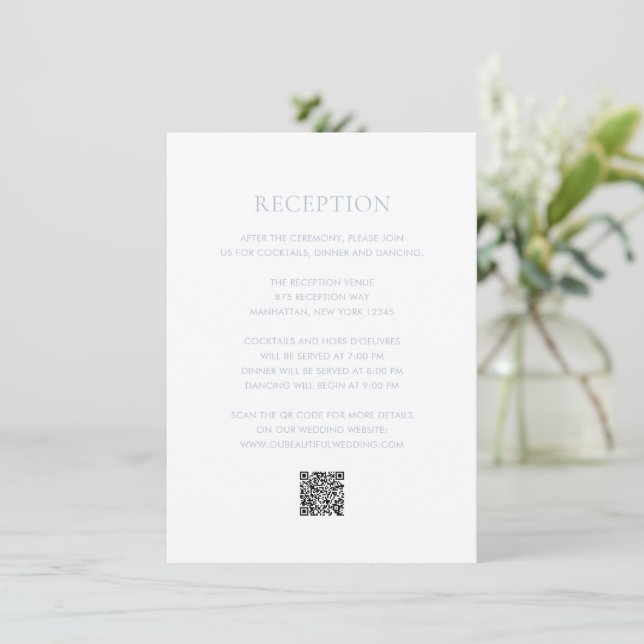 Clean Dusty Blue QR Code Elegante Hochzeit Begleitkarte (Stehend Vorderseite)