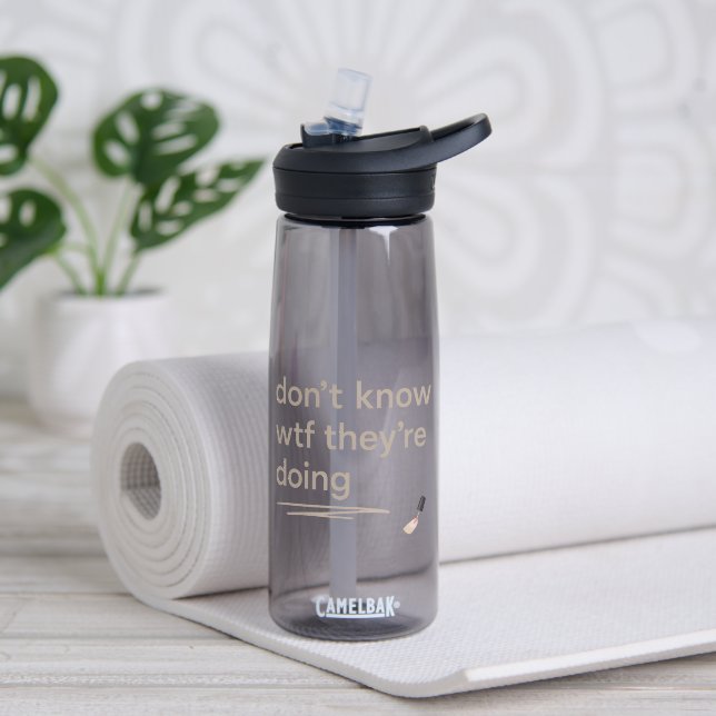 Clean Girl Chaos – Skincare Delulu Vibes Quote Trinkflasche (Yoga (gedreht))