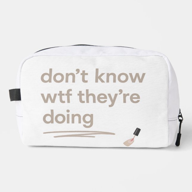 Clean Girl Chaos – Skincare Delulu Vibes Quote Waschbeutel (Vorderseite)