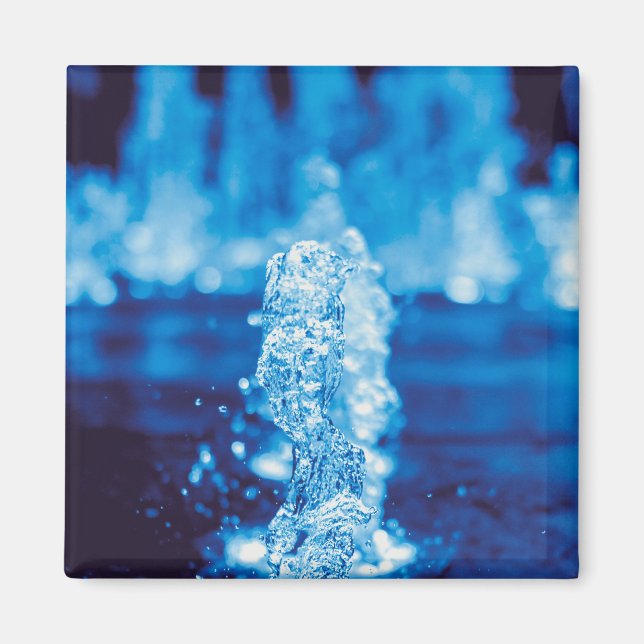 Clear Blue Water Feature in Motion Magnet (Vorne)