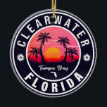 Clearwater Beach Florida Retro Sunset Souvenirs Keramik Ornament<br><div class="desc">Clearwater Florida Design. Sunset Design mit Ihrem Lieblings-Florida Strand und Meer, geeignet für US-Strandliebhaber vor allem, die Liebe Clearwater Beach. Clearwater Beach Florida Vintag 60er Souvenirs. Clearwater Beach Florida - Retro Tropical Palm Tree 60er Souvenirs Vintages Design macht den Fans von Clearwater Beach zu einem Weihnachtsgeschenk. Das Retro-Sommerdesign ist ein...</div>