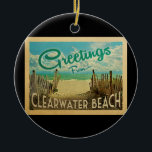 Clearwater Beach Vintage Travel Keramik Ornament<br><div class="desc">Dieses Greetings From Clearwater Beach Vintage Postkartendesign besticht durch einen Sandstrand mit türkisblauem Meerwasser und einen blauen Himmel mit blauen,  blauen Wolken. Im Vintage Reisen Stil.</div>