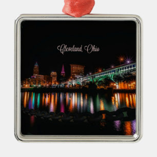 Cleveland, Ohio abends, mit einem Etikett versehen Ornament Aus Metall