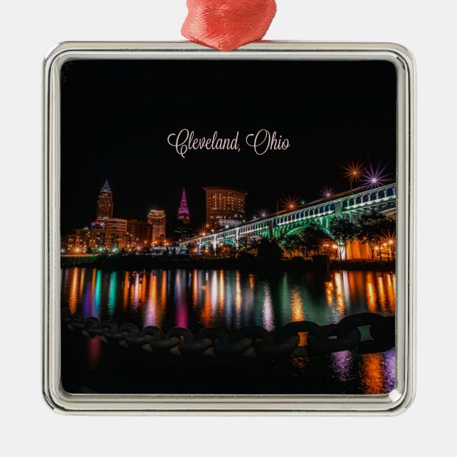 Cleveland, Ohio abends, mit einem Etikett versehen Ornament Aus Metall (Vorne)
