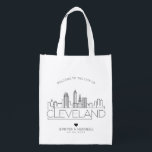 Cleveland, Ohio Wedding| Stilisierte Skyline Wiederverwendbare Einkaufstasche<br><div class="desc">Eine einzigartige Hochzeitstasche für eine Hochzeit in der schönen Stadt Cleveland,  Ohio.  Diese Tasche zeigt die einzigartige Skyline der Stadt mit ihrem Namen darunter.  Danach folgen Ihre Hochzeitstage-Informationen in einem passenden,  offenen Stil.</div>