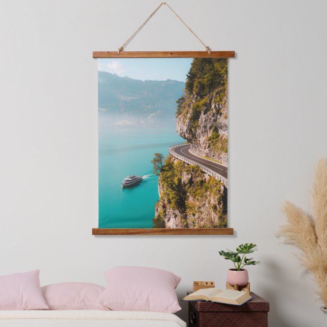 Cliffside Escape – Coastal Road & Turquoise Waters Wandteppich Mit Holzrahmen (Schlafzimmer)