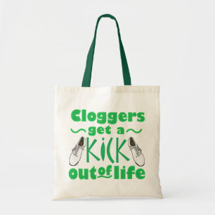 Cloggers erhalten einen Tritt aus Tragetasche