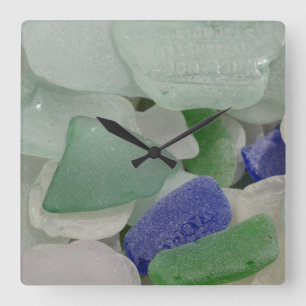 Close up of beach glass, Alaska Quadratische Wanduhr