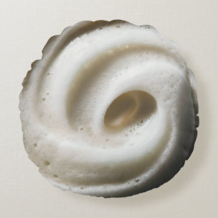 Close-Up of Creamy White Foam with Swirling Textur Rundes Kissen