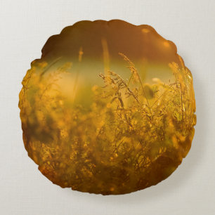 Close up silhouette of a grass field by sunsetabst rundes kissen