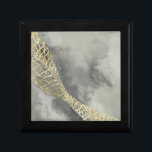 Cloud Matrix Erinnerungskiste<br><div class="desc">Cloud Matrix II von Jennifer Goldberger. Verfügt über eine goldene, maschenähnliche Form vor einem kontrastierenden wolkenähnlichen grauen Hintergrund.</div>
