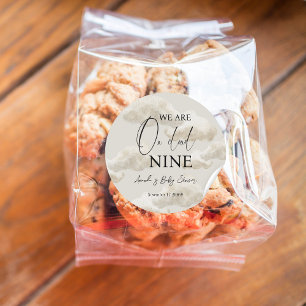 Cloud Nine Beige Gender Neutral Sky Baby Shower Runder Aufkleber