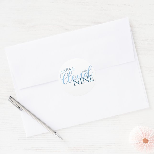 Cloud Nine einfache Schrift Brautparty Runder Aufkleber (Umschlag)