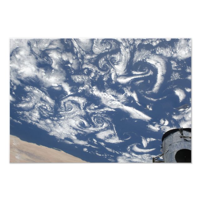 Cloud-Vortex-Straßen vor der Küste Fotodruck (Vorne)