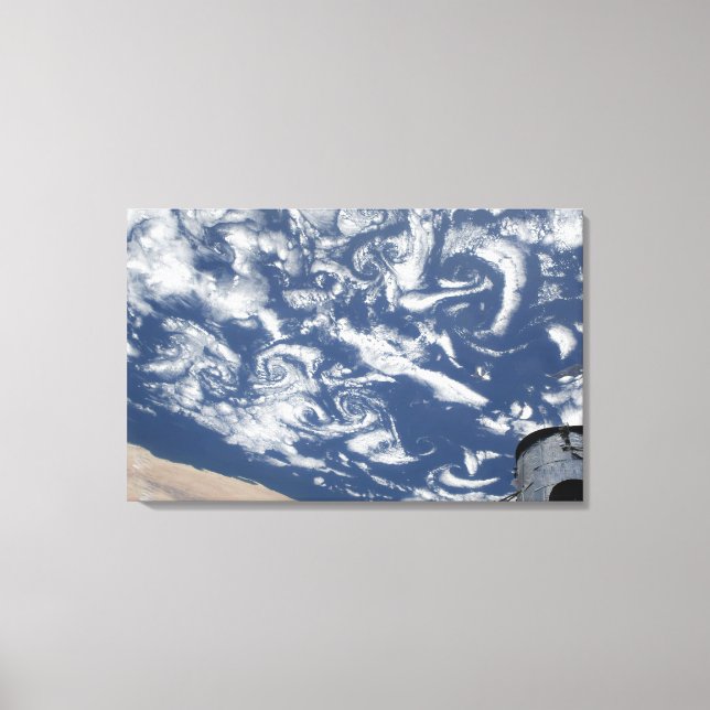 Cloud-Vortex-Straßen vor der Küste Leinwanddruck (Vorderseite)