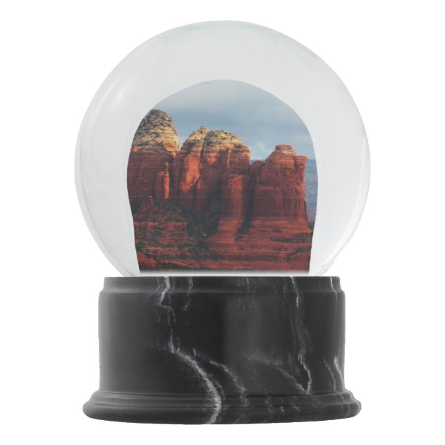 Cloudy Coffee Pot Rock in Sedona Arizona Schneekugel (Vorderseite)